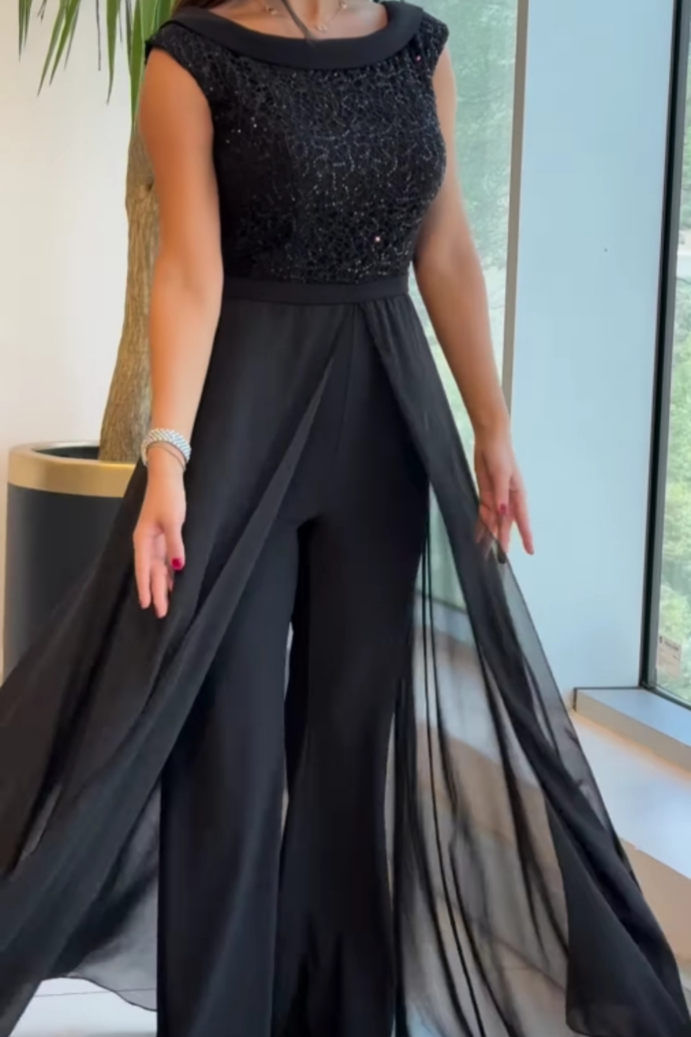 Jumpsuit mit strukturiertem Tüll und Rundhalsausschnitt