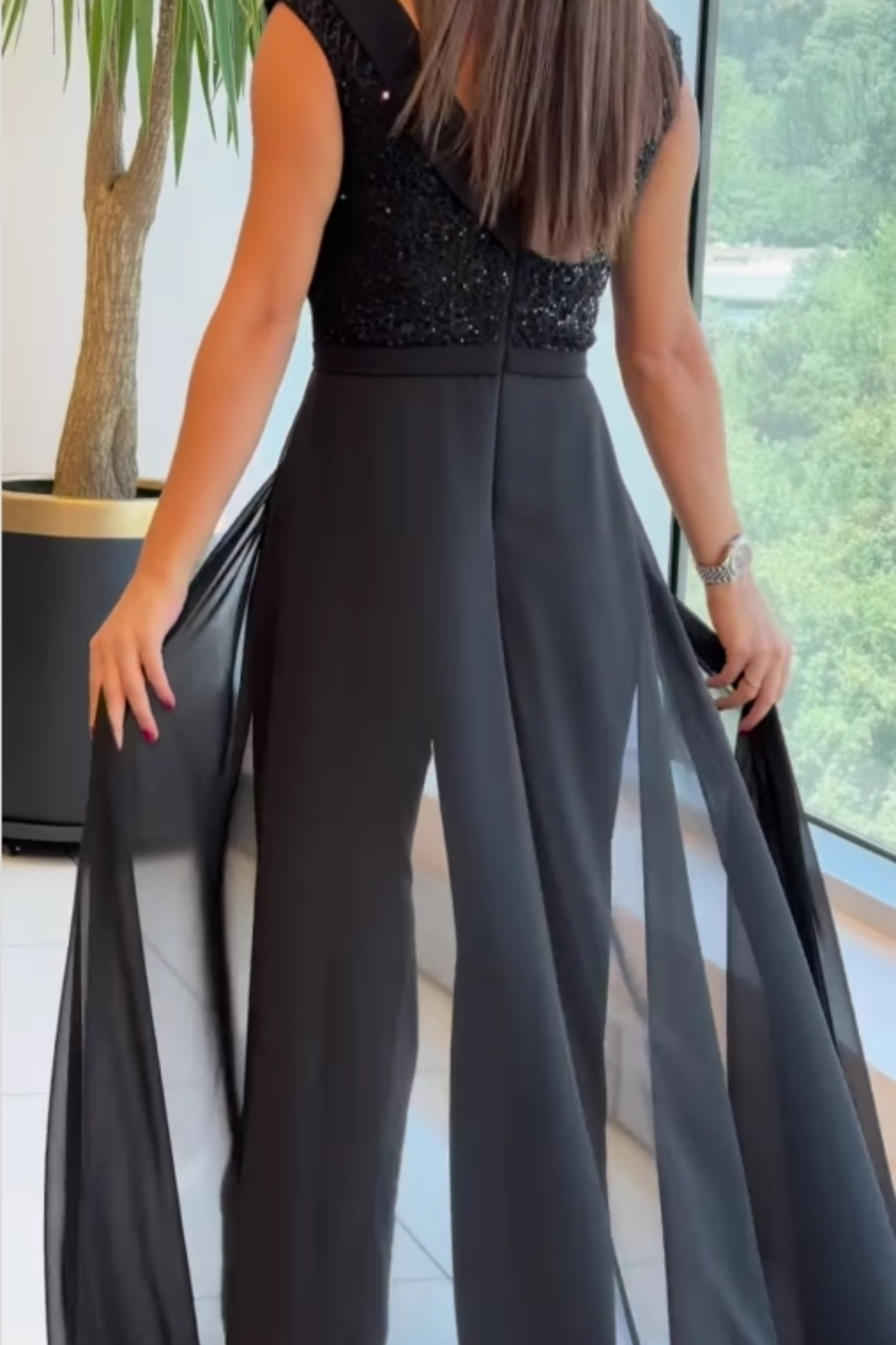 Jumpsuit mit strukturiertem Tüll und Rundhalsausschnitt