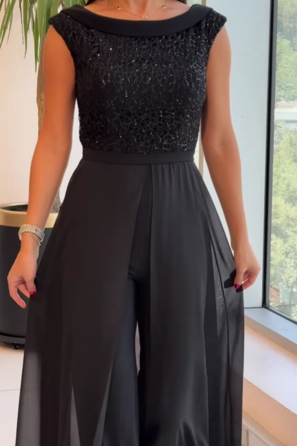 Jumpsuit mit strukturiertem Tüll und Rundhalsausschnitt