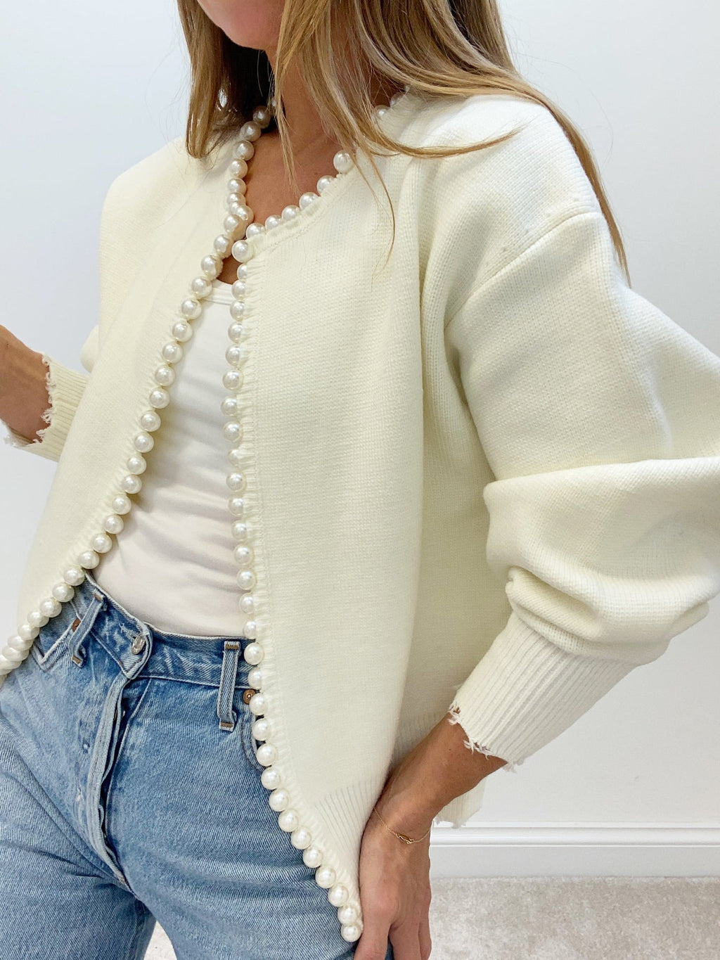 Perlenbesetzter Cardigan mit Ausfransungen