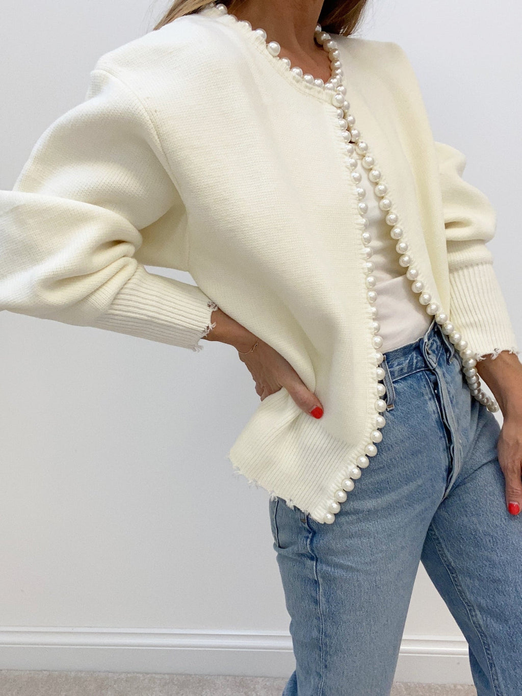 Perlenbesetzter Cardigan mit Ausfransungen