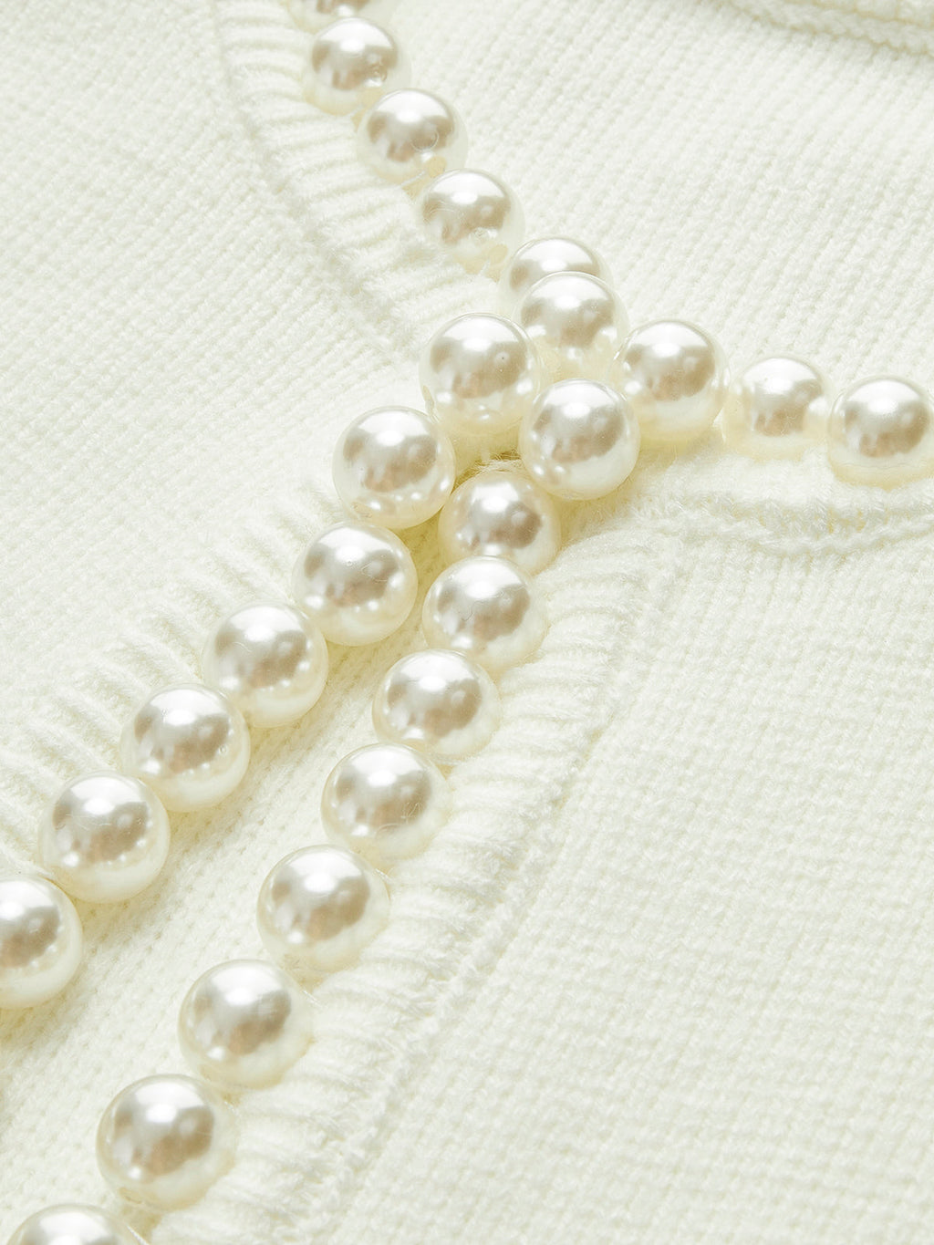 Perlenbesetzter Cardigan mit Ausfransungen