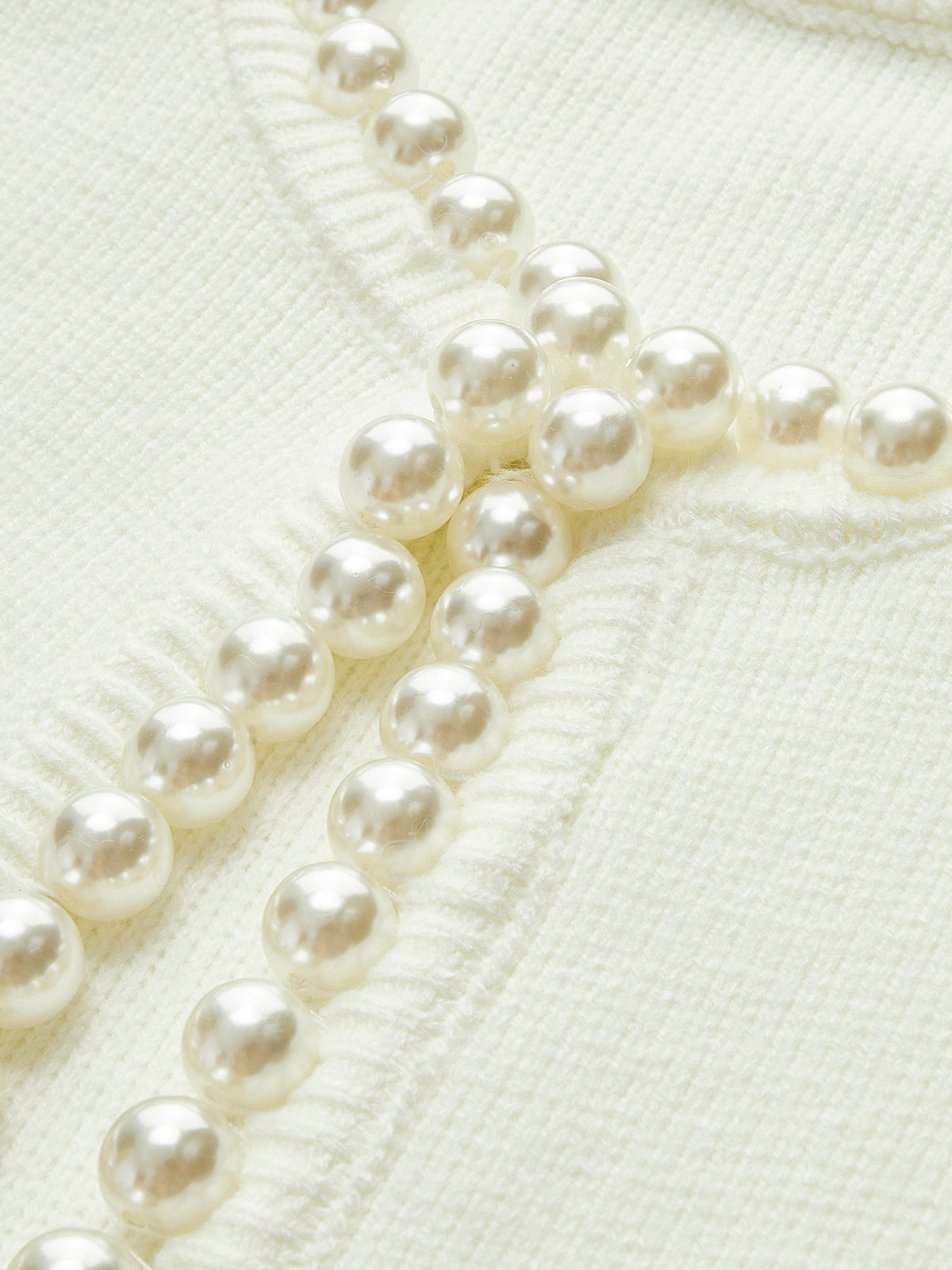 Perlenbesetzter Cardigan mit Ausfransungen