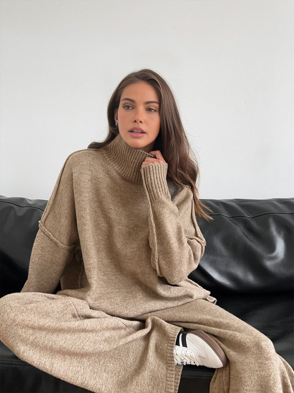 Einfarbiges Rollkragen-Strickhosen-Set