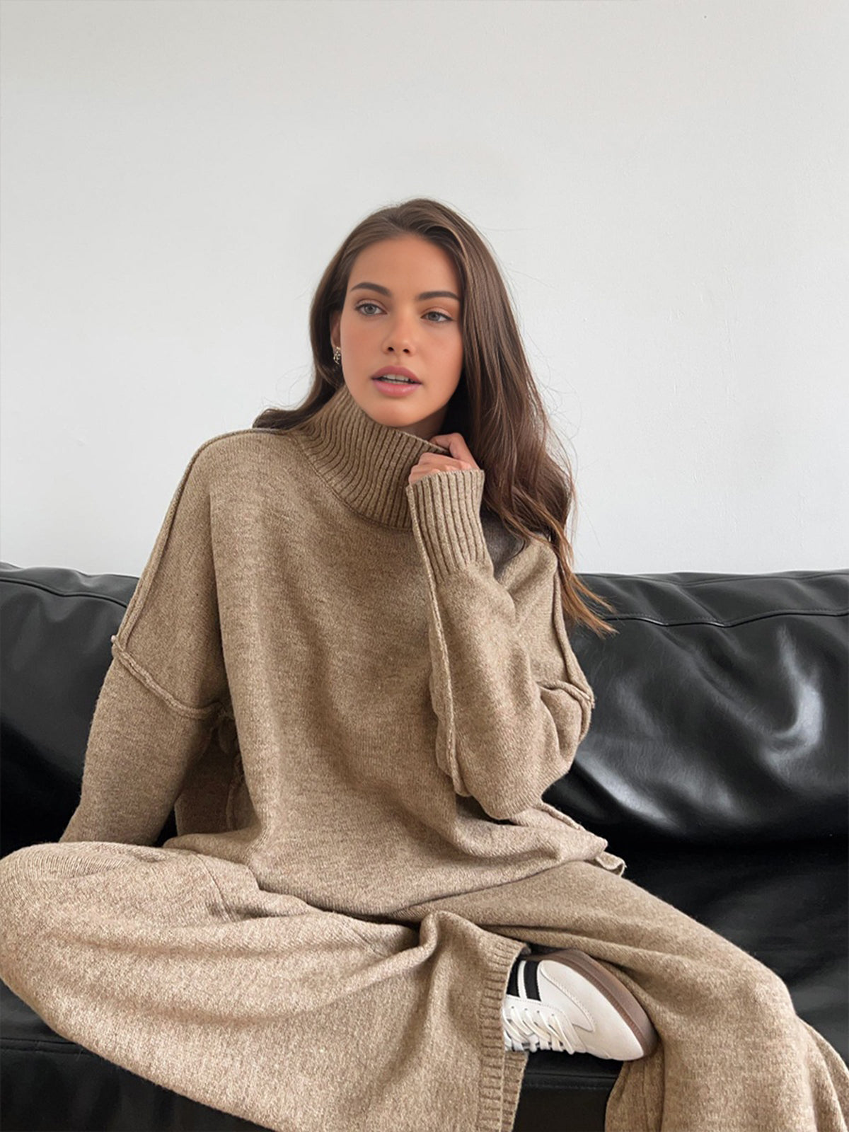 Einfarbiges Rollkragen-Strickhosen-Set