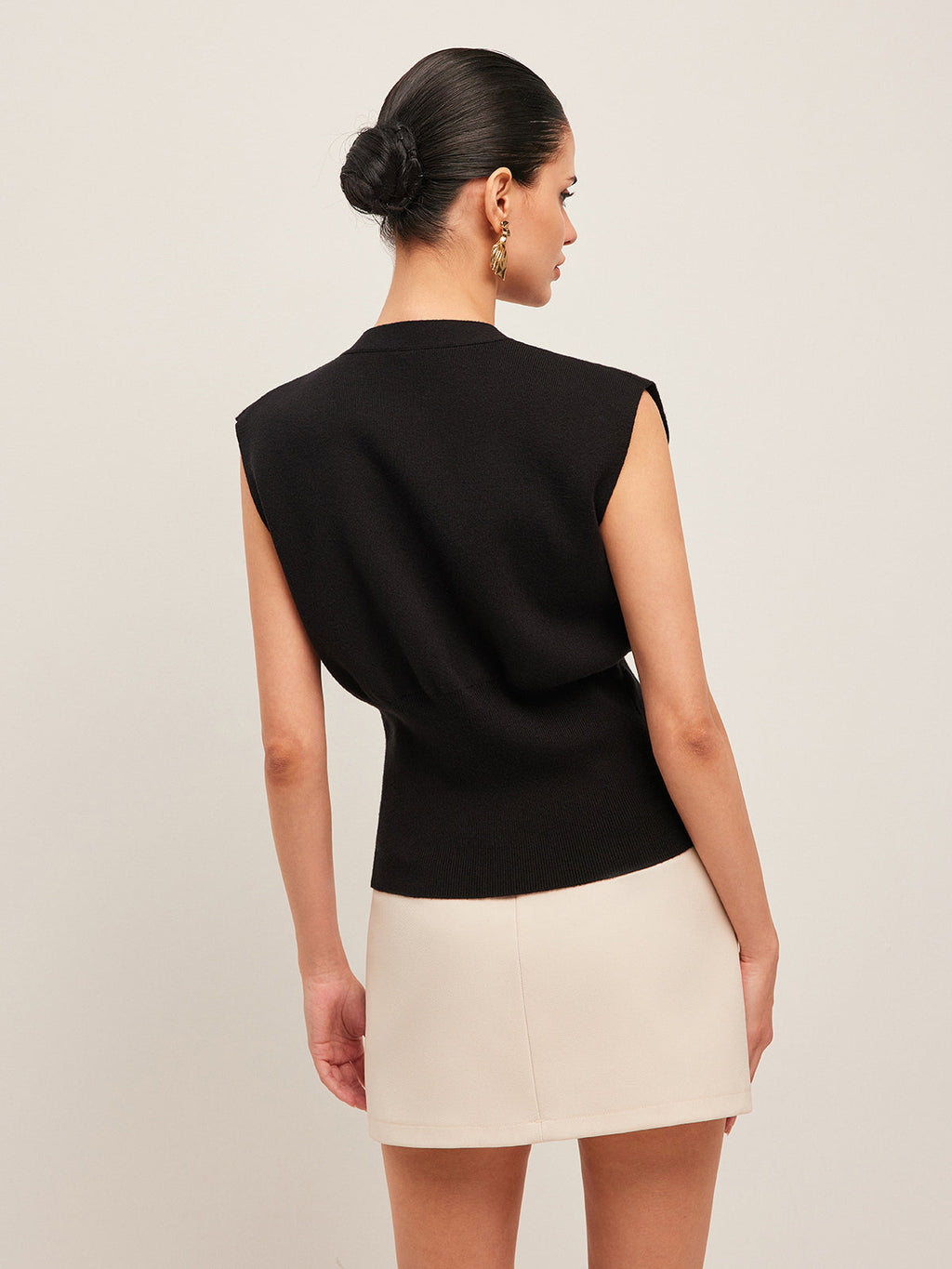 V-Ausschnitt Strickweste mit Knopfdetails