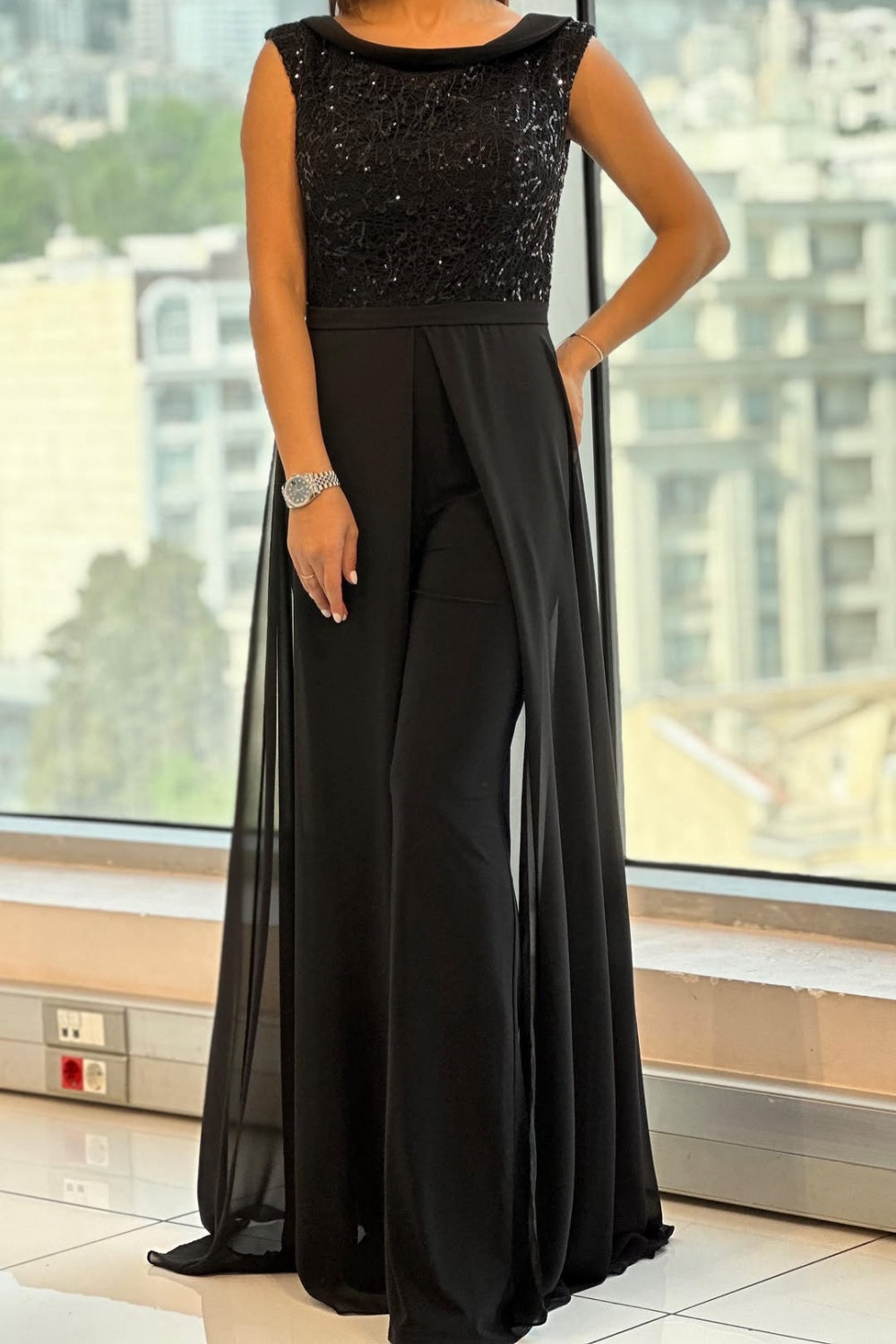 Jumpsuit mit strukturiertem Tüll und Rundhalsausschnitt
