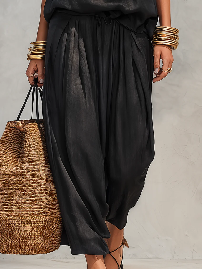 Schwarzes Halftertop ohne Ärmel und plissierte Hose Set