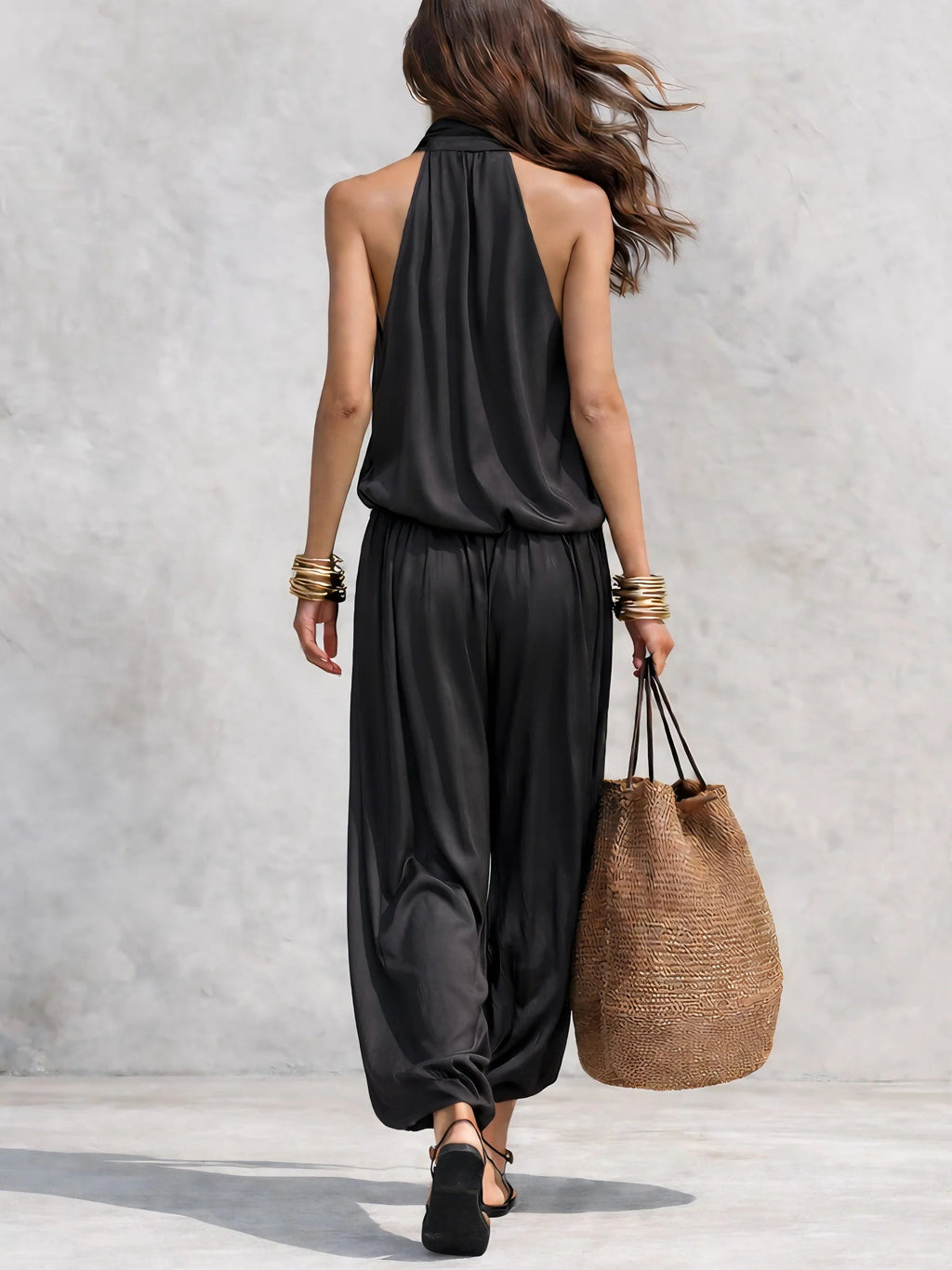 Schwarzes Halftertop ohne Ärmel und plissierte Hose Set