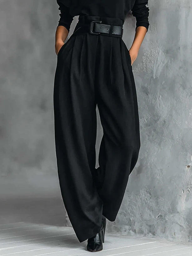 Vollschwarzes Turtleneck Langarm-T-Shirt und gerade geschnittene Hose Zwei-Teile-Set (inklusive Gürtel)